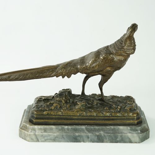 Null Henri Emilien Adrien TRODOUX (19世纪)《野鸡》。

带有浅棕色铜锈的青铜，老式铸铁

签在露台上，靠在灰色大理石上。
&hellip;