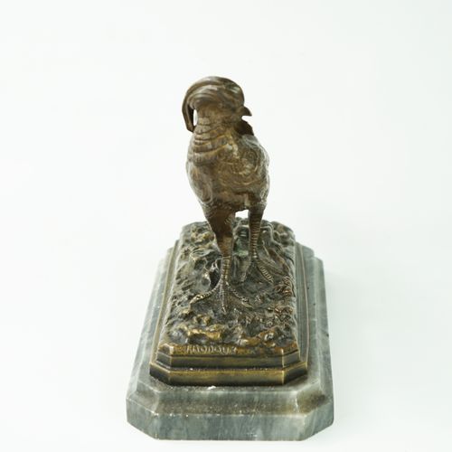 Null Henri Emilien Adrien TRODOUX (19世纪)《野鸡》。

带有浅棕色铜锈的青铜，老式铸铁

签在露台上，靠在灰色大理石上。
&hellip;