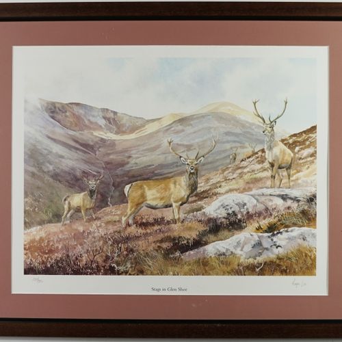 Null 罗杰-李，石版画 "Glen Shee的雄鹿"。

苏格兰对雄鹿的描写

右下角有铅笔签名，编号为277 / 950

精美的框架

总尺寸：58 x&hellip;