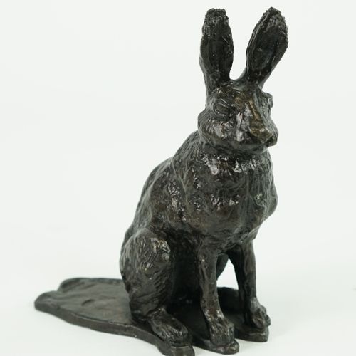 Null BOISSON "坐着的野兔

带有青铜色光泽的锡器主题

签名："Marie Boisson

长度：8厘米

宽度 : 4 cm

高度：10厘米