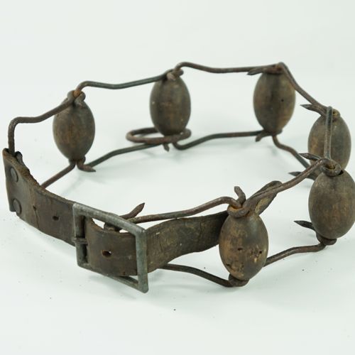 Null Dog collar with iron spikes and wooden olives

20th century