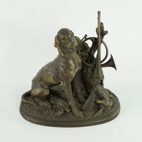 Null "狩猎"

带有棕色铜锈的青铜器，表现了一只布拉克型猎犬站在枪、野兔、鸟袋等狩猎工具附近。

总高度19.5厘米