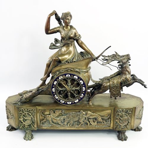 Null "女猎人戴安娜的战车"，巴黎（约1805-1810年）。

第一帝国时期的壁炉钟，以精细的青铜作装饰。

女猎人戴安娜的战车由两只雄鹿拉着。当她准备从&hellip;