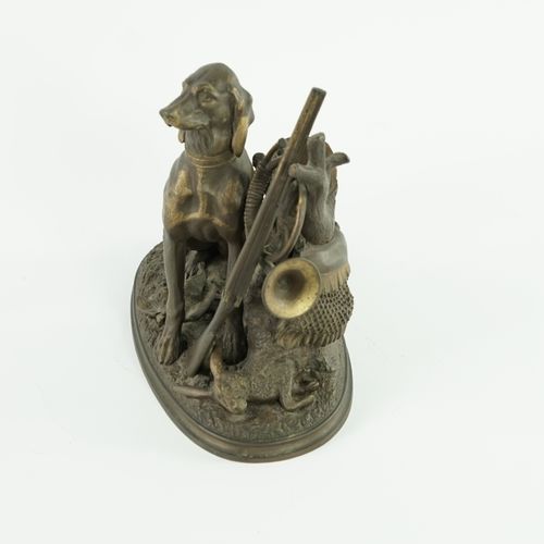 Null "狩猎"

带有棕色铜锈的青铜器，表现了一只布拉克型猎犬站在枪、野兔、鸟袋等狩猎工具附近。

总高度19.5厘米