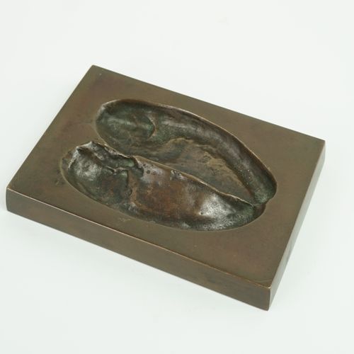 Null 一个棕色的铜质烟灰缸，形状是鹿的脚印。

20世纪。

14,5 x 10 cm