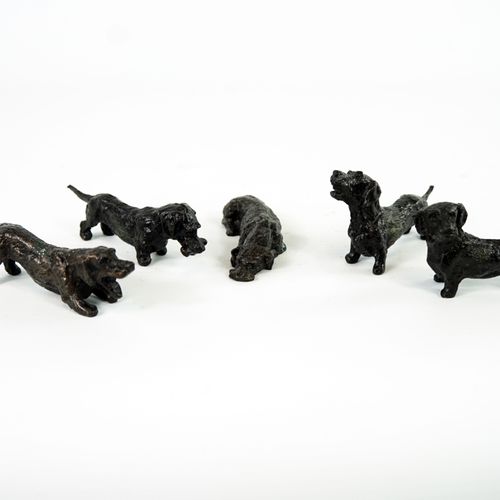 Null 
归属于Jean MAILLARD (1901-1993)的作品




一批5只腊肠犬




带有青铜色光泽的锡器主题



尺寸：3,5 x 5&hellip;