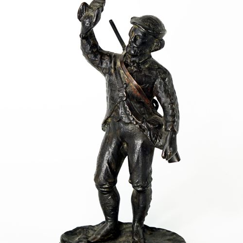 Null Jäger aus Bronze hält ein Rebhuhn in seiner rechten Hand 

Bronze handgefer&hellip;
