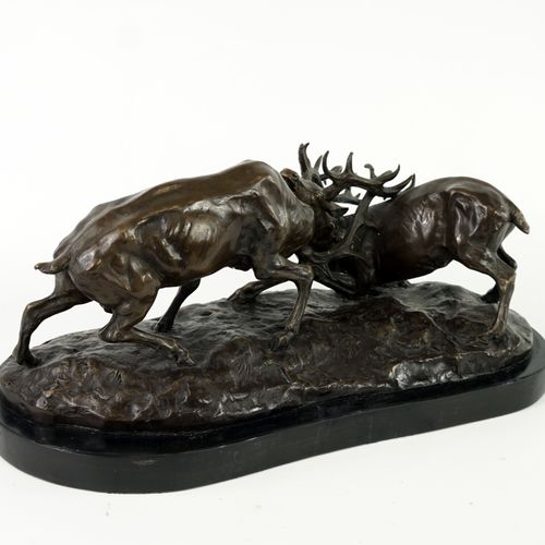 Null 仿照皮埃尔-儒勒-梅内（1810-1879）的作品《Combat de cerf》。

带有棕色铜锈的青铜组

黑色大理石底座

尺寸：20 x 43&hellip;