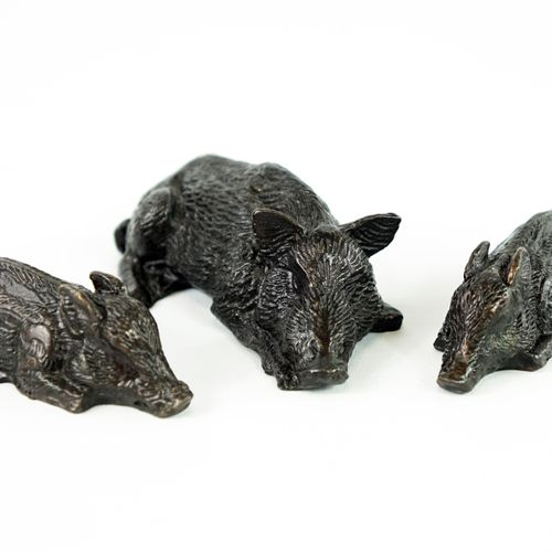 Null 
Jean MAILLARD (1901-1993)《卧薪尝胆的野猪》。




一套3件，形状为野猪。




带有青铜色光泽的锡器主题




签&hellip;