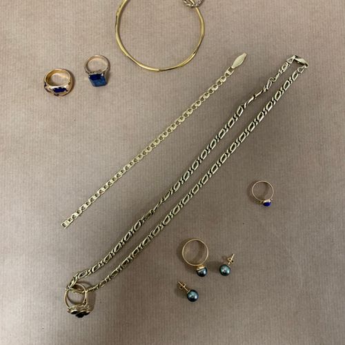 Null 
Lot de bijoux en or (14K et 18K). Poids brut: 69,5 g 

- 1 collier et 1 ba&hellip;