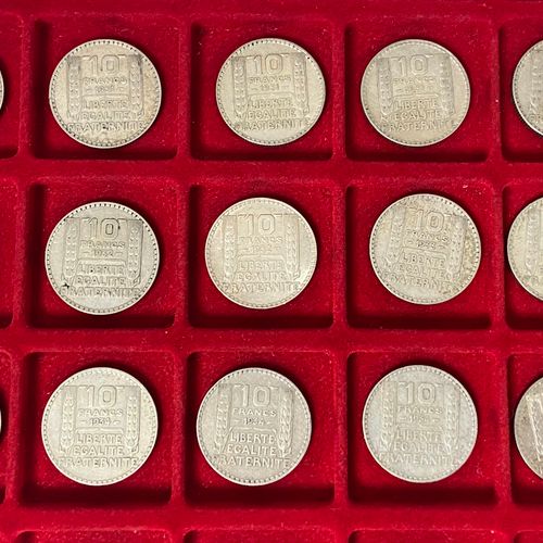 Null 21 pièces de 10 Francs. Type Turin. 1929 (2) - 1931 (5) - 1932 (4) - 1933 (&hellip;