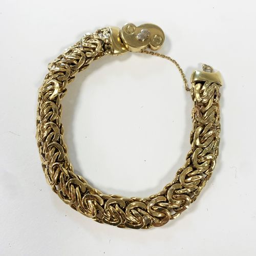 Null Bracelet en or (18K) articulé avec femoir en S. Poids 22.3 g