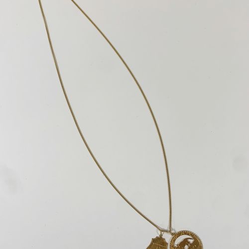 Null Longue chaine en or (18K) et pendentif signe du zodiac "Taureau" (18K). Poi&hellip;
