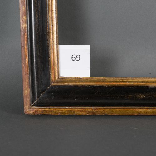 Baguette en bois mouluré noir et or. Fin du XVIIIe siècle (léger voile). 32 x 42&hellip;