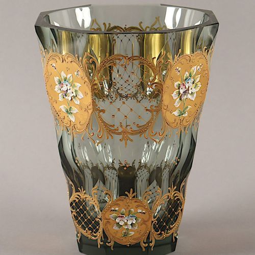 Vase, Böhmen, um 1920 花瓶，烟熏玻璃，切割，多色珐琅彩绘，丰富的金色装饰，高20.5，波西米亚，约1920。
