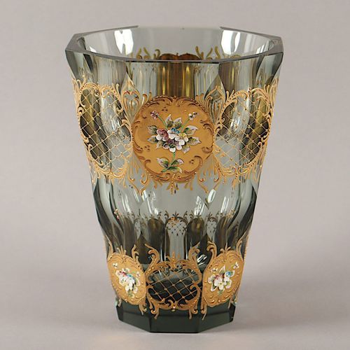 Vase, Böhmen, um 1920 花瓶，烟熏玻璃，切割，多色珐琅彩绘，丰富的金色装饰，高20.5，波西米亚，约1920。