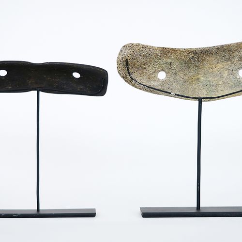 两副爱斯基摩人 "Ikaak "雪镜，尺寸为13.5厘米和15.2厘米，是由鲸鱼骨制成的。