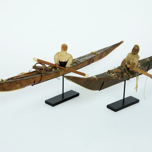 格陵兰 因纽特 约1850年和约1900年两艘模型皮艇（soort speelgoed），其中一艘爱斯基摩人皮艇上有海豹皮，另一艘皮艇上还有一个穿着薄纱的洋娃娃&hellip;