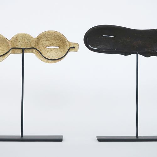 两只爱斯基摩人的 "Ikaak "雪镜，带着鲸鱼骨，尺寸为14.5和15厘米。