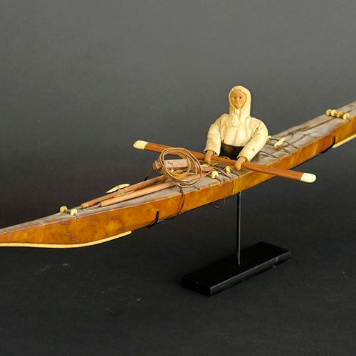格陵兰 因纽特 约1850年和约1900年两艘模型皮艇（soort speelgoed），其中一艘爱斯基摩人皮艇上有海豹皮，另一艘皮艇上还有一个穿着薄纱的洋娃娃&hellip;