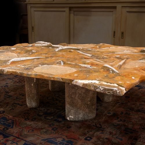 Null MAES JORIS (° 1952) table basse avec plateau en pierre fossile avec ammonit&hellip;