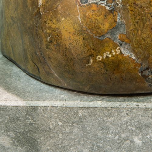 Null MAES JORIS (° 1952) sculpture en pierre fossile intitulée "Grimas" - hauteu&hellip;