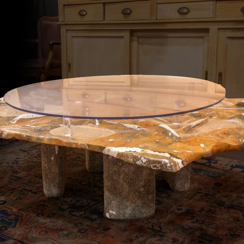 Null MAES JORIS (° 1952) table basse avec plateau en pierre fossile avec ammonit&hellip;