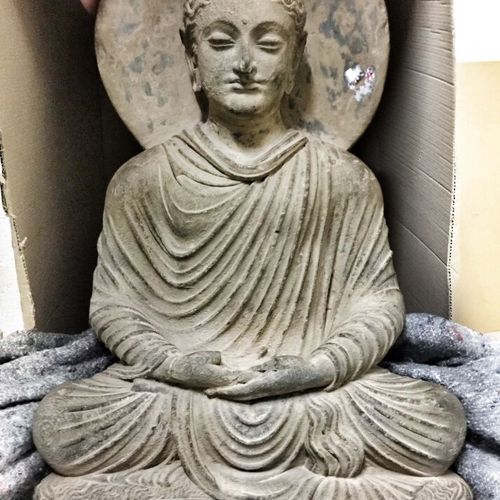 Null Buddha scolpito in scisto grigio. Arte greco-buddhista gandhariana, III-IV &hellip;