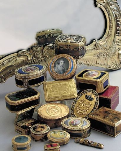 BIJOUX, TABATIÈRES, OBJETS DE VITRINE