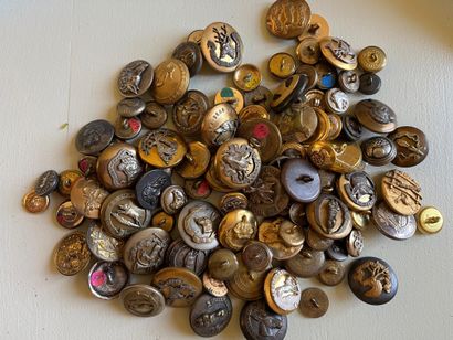ART DE LA CHASSE : boutons de vénerie, tenue de Postillons et de vénerie, plaques de garde, de poste et de métiers. Trompes, dagues, bronzes et tableaux de chasse