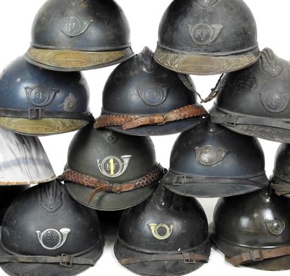 MILITARIA : collection de casques Adrian et de casques à pointes de Monsieur M. , Equipements, Armes à feu catégorie C et D