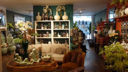 Tables, canapés, mobilier asiatique, lampes, vases et objets de décoration