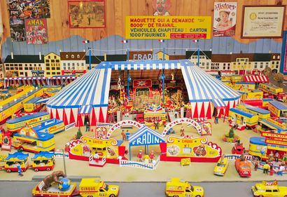 L’univers du cirque : maquettes, affiches, programmes. Dispersion du musée du cirque et des sapeurs-pompiers de Le Mayet-de-Montagne (Allier) – Collection Joël Fradin