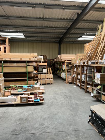 FONMARTY : Stock matières premières, bois et quincaillerie ; Stock de portes en cours de fabrication et stock portes en bois fini