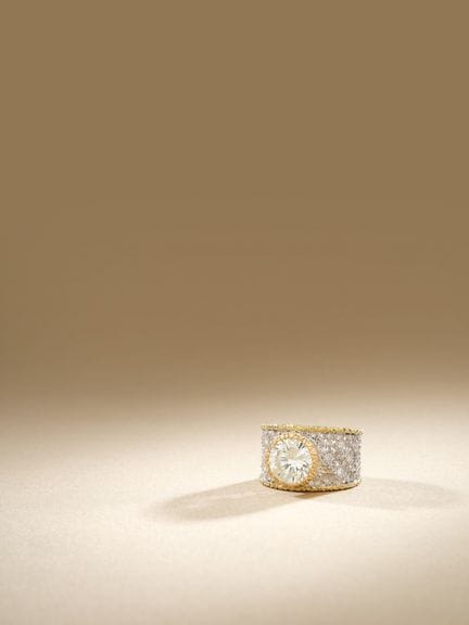 BUCCELLATI
A 750‰ yellow and white gold band ring 