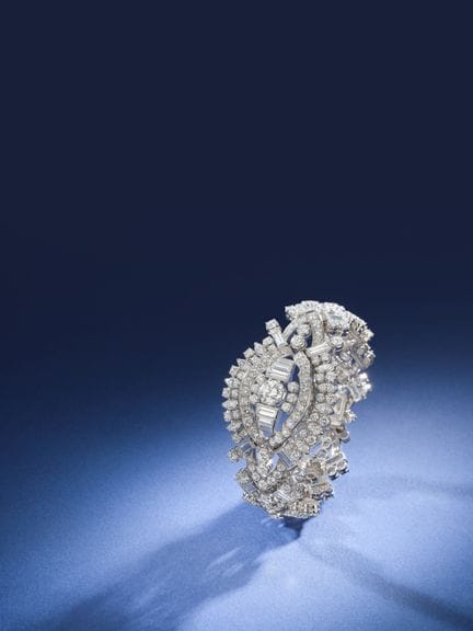 CHAUMET
A striking openwork ribbon bracelet in 950
