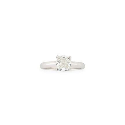 *Contemporary piece 
A 585‰ white gold solitaire f