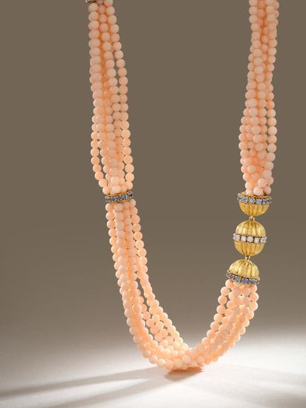 French piece from the 1970s
A striking long neckla