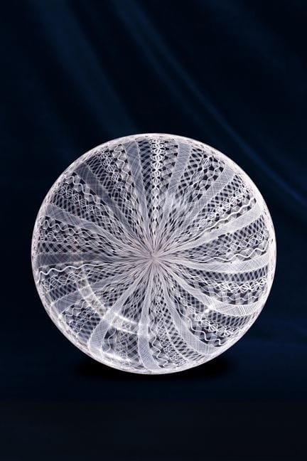 Plat en verre incolore à décor rayonnant de fili e