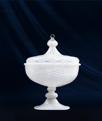 Grande coupe couverte sur pied en verre incolore à