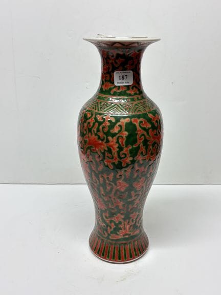 China, 20. Jahrhundert
Balustervase aus Porzellan 