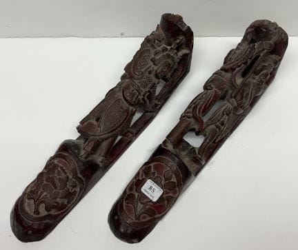 Zwei kleine Möbelstützen aus teilweise rot lackier