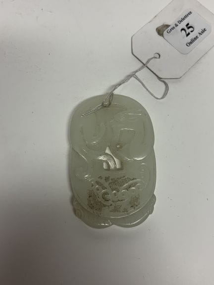 China, 20. Jahrhundert
Anhänger aus weißer Jade, m