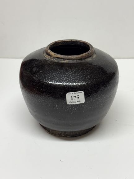 China
Kugelförmige Vase aus braun glasiertem Porze