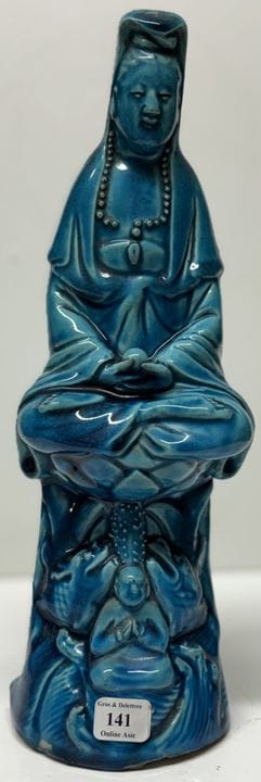 Porzellanstatue aus Emaille und Türkis, die eine a