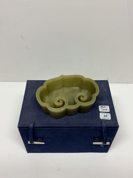 China, 20. Jahrhundert
Wasserbecher aus Jade in Fo