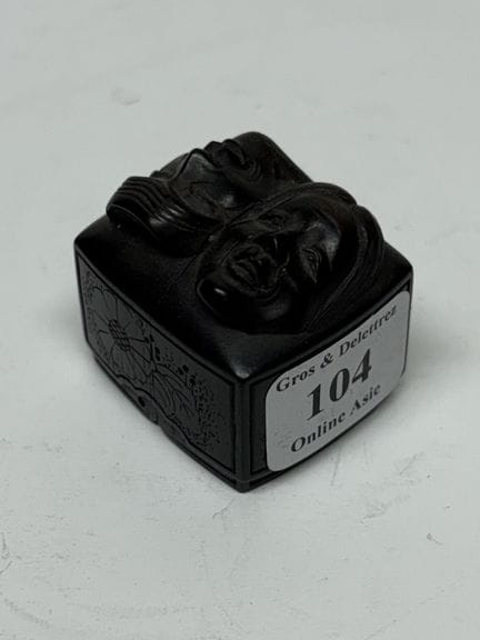 Netsuke aus Ebenholz in Form einer Schachtel, auf 
