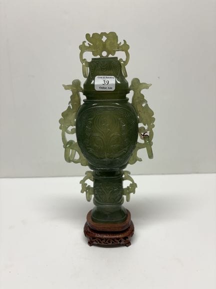 Jadeit-Vase mit Deckel und eingraviertem Tatotie-M