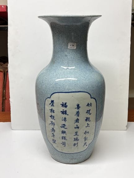 China, um 1900
Balustervase aus weiß-blauem Porzel