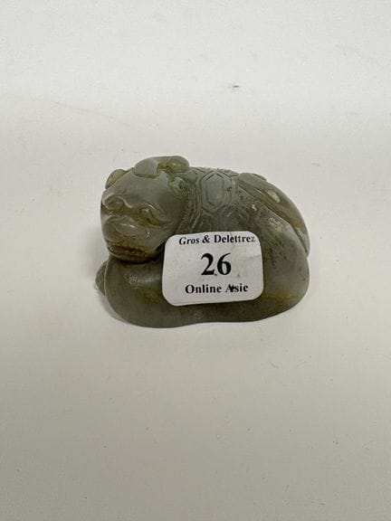 Sujet aus rostgeäderter Seladon-Jade, das eine lie